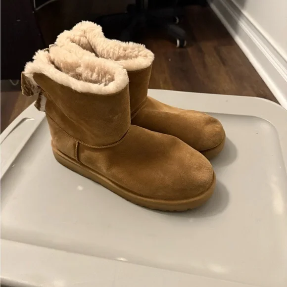 UGG Cream Sheepskin Footwear - Picture 4 of 8